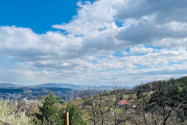 Krásna záhrada a chata s dychberúcim výhľadom – Červený breh, Košice