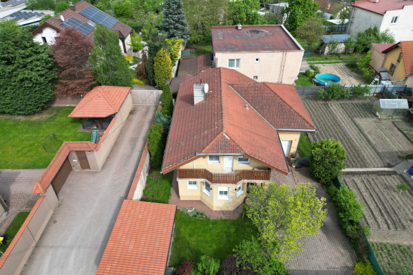 Priestranný rodinný dom s balkónmi a garážou v Barci