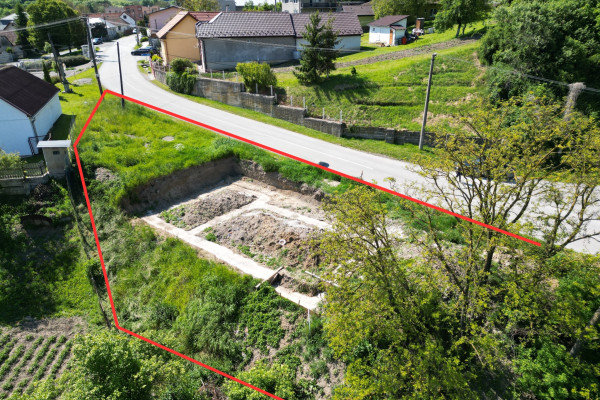 Stavebný pozemok s hotovými základmi a projektom v Olšovanoch