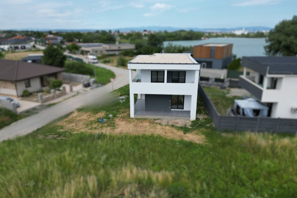 Na Prenájom Moderný 4-izbový dom pri jazere – Čaňa