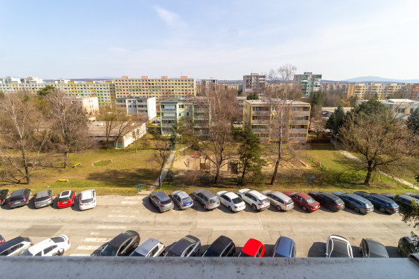 MODERNÉ BÝVANIE NA TERASE: Čerstvá rekonštrukcia 1,5 izb. bytu v srdci Košíc