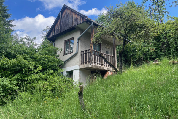 Na predaj zachovalá murovaná chatka s krásnou záhradou (641m²)