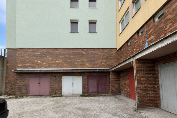 EXKLUZÍVNE NA PREDAJ: Nadštandardná garáž (34 m²) so samostatným vchodom – Košice, Krupinská ulica