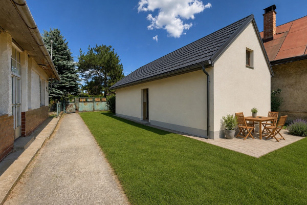 Veľký pozemok 3 338 m² s domom v obci Perín-Chym