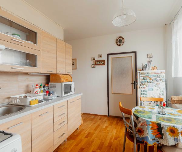 3-izbový byt s dvomi loggiami v pokojnej lokalite na sídl. Nad Jazerom