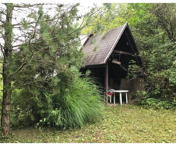 Pokojná záhrada s malou chatkou v blízkosti Košíc