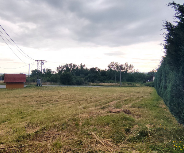 Rovinatý pozemok v intraviláne obce Šemša