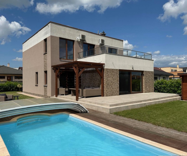 Rodinný dom s bazénom a garážou v Košice - Krásna