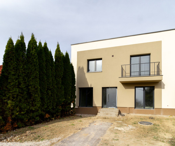 REZERVOVANÉ! Rodinný dom s priestranným 934m2 pozemkom, 5 izbami a 3 kúpelňami