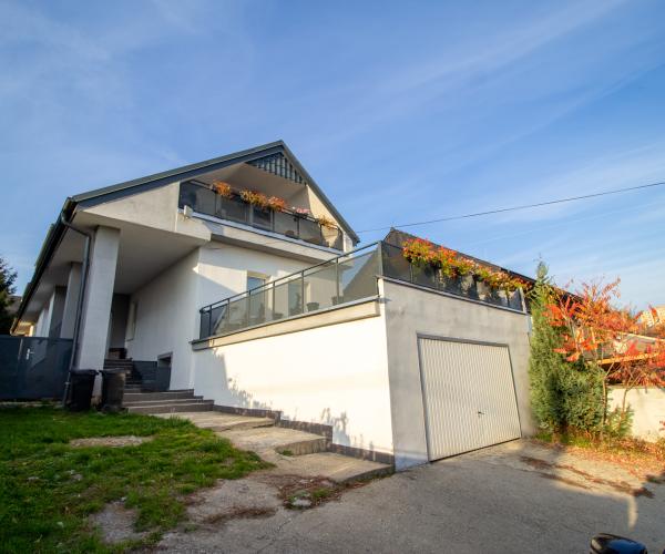 Podnikateľské priestory a priestranný rodinný dom s úžitkovou plochou 320 m² na pozemku s rozlohou 672 m² v atraktívnej lokalite!