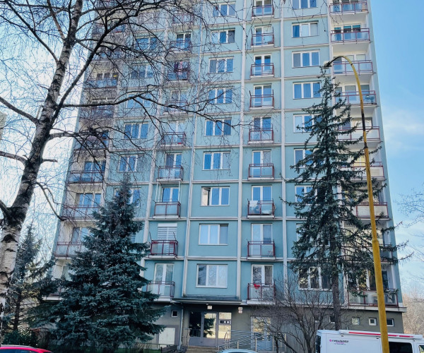 REZERVOVANÉ!! Na predaj: Svetlý a útulný 2-izbový byt v centre mesta na Hroncovej ulici