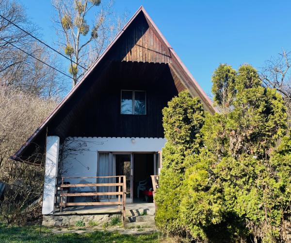 Mončí potok - Idylická záhrada s murovanou chatou – váš súkromný kúsok raja