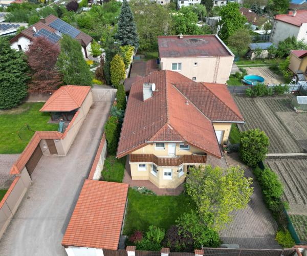 Priestranný rodinný dom s balkónmi a garážou v Barci