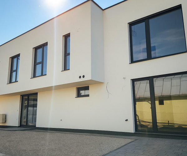 SKOLAUDOVANÉ-VILADOMY PEREŠ 3 izb. byt s vlastnou záhradou, 2x parkovacie miesto