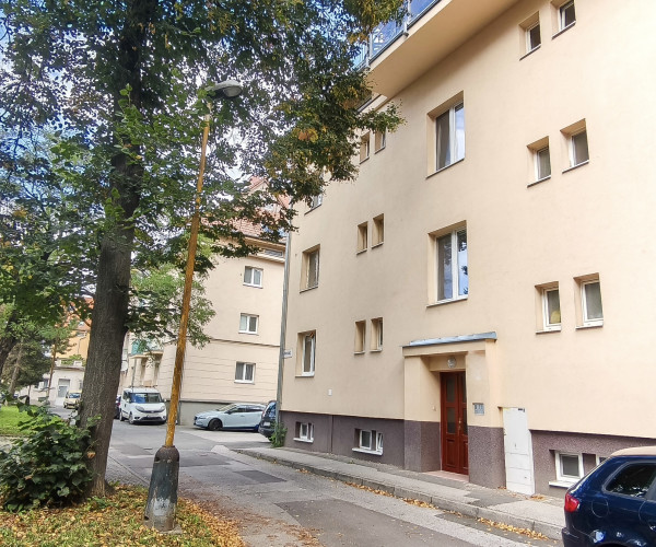 REZERVOVANÉ !Na predaj 2-izbový tehlový byt s jedinečnou atmosférou – Košice Juh, ul. Pri nemocnici