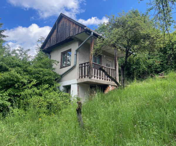 Na predaj zachovalá murovaná chatka s krásnou záhradou (641m²)