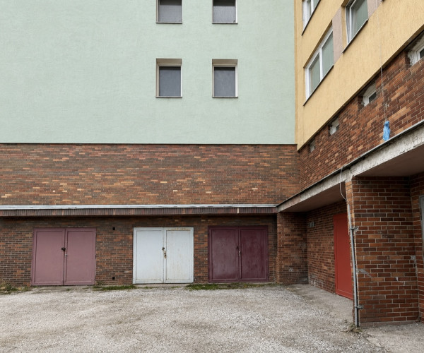 EXKLUZÍVNE NA PREDAJ: Nadštandardná garáž (34 m²) so samostatným vchodom – Košice, Krupinská ulica
