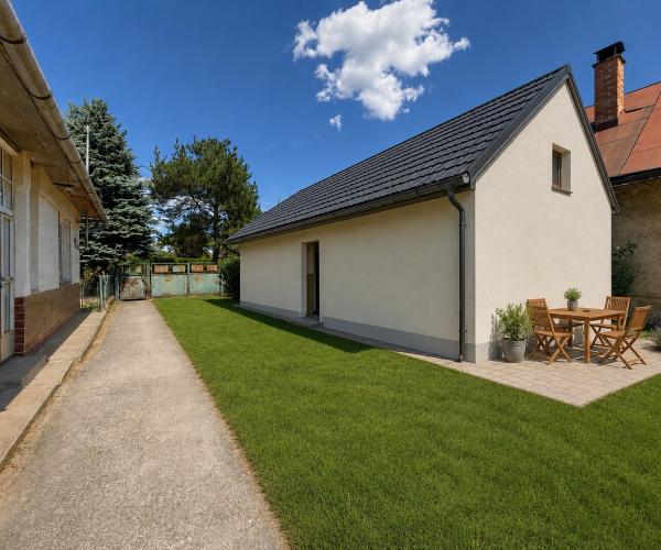 Veľký pozemok 3 338 m² s domom v obci Perín-Chym