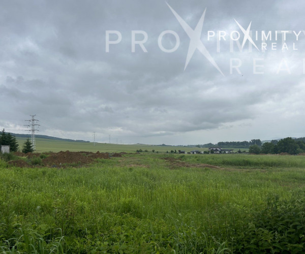 Slnečný rovinatý pozemok v obci Hrašovík