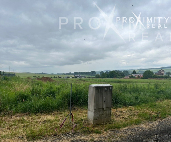 Slnečný rovinatý pozemok v obci Hrašovík