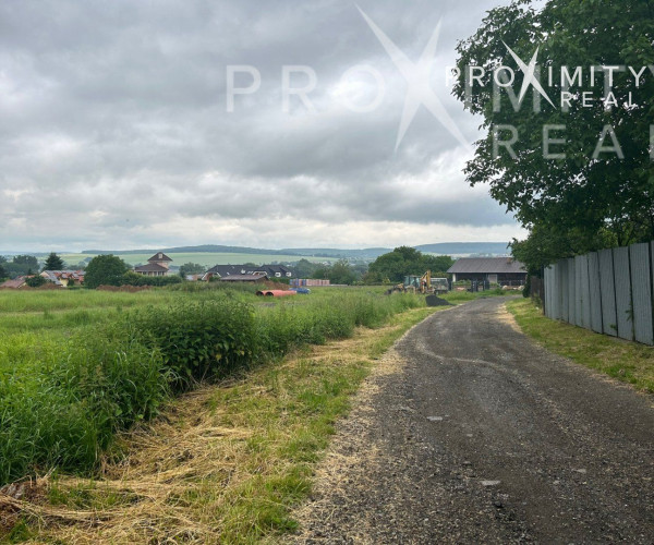 Slnečný rovinatý pozemok v obci Hrašovík