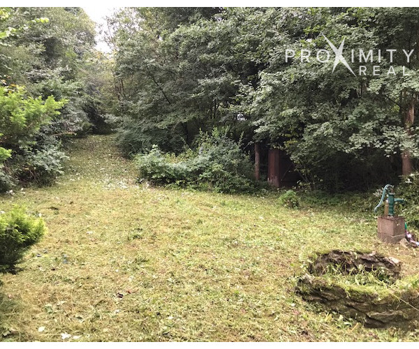 Pokojná záhrada s malou chatkou v blízkosti Košíc