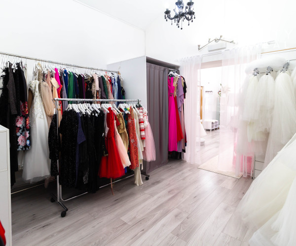 Odstúpenie zabehnutého a kompletne zariadeného SVADOBNÉHO SALÓNU