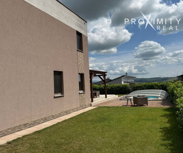 Rodinný dom s bazénom a garážou v Košice - Krásna