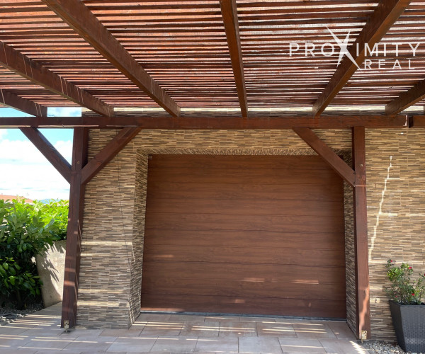 Rodinný dom s bazénom a garážou v Košice - Krásna