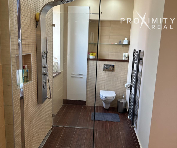 Rodinný dom s bazénom a garážou v Košice - Krásna