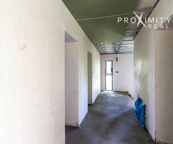 REZERVOVANÉ! Rodinný dom s priestranným 934m2 pozemkom, 5 izbami a 3 kúpelňami