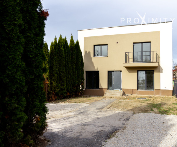 REZERVOVANÉ! Rodinný dom s priestranným 934m2 pozemkom, 5 izbami a 3 kúpelňami