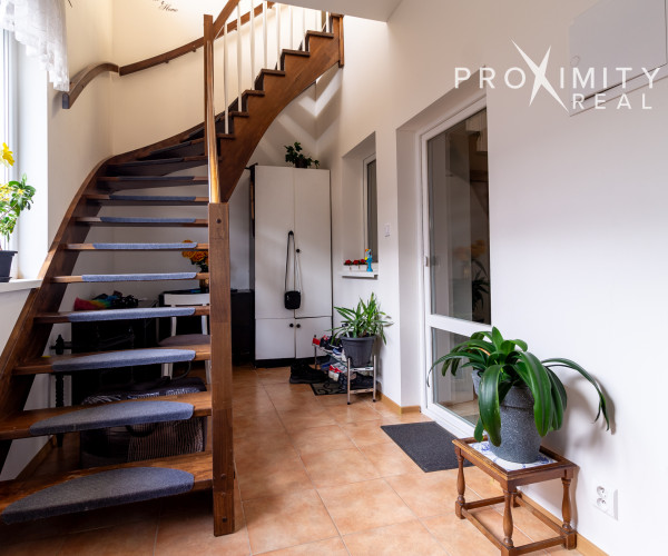 Podnikateľské priestory a priestranný rodinný dom s úžitkovou plochou 320 m² na pozemku s rozlohou 672 m² v atraktívnej lokalite!