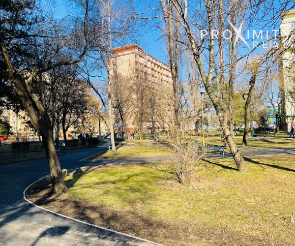 REZERVOVANÉ!! Na predaj: Svetlý a útulný 2-izbový byt v centre mesta na Hroncovej ulici