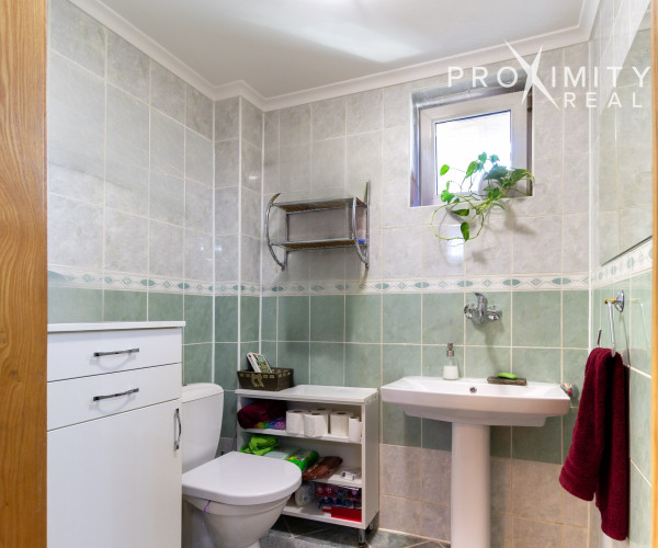 Priestranný rodinný dom s balkónmi a garážou v Barci