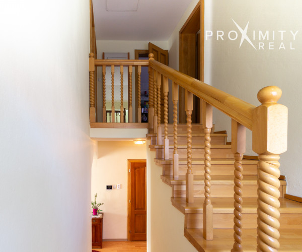 Priestranný rodinný dom s balkónmi a garážou v Barci