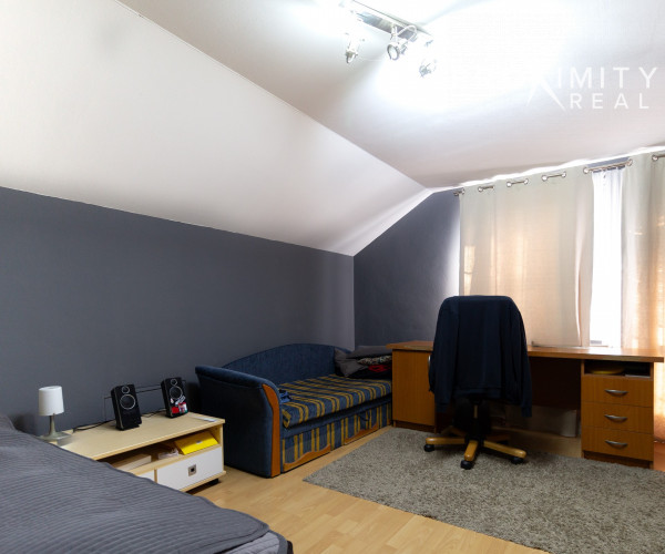 Priestranný rodinný dom s balkónmi a garážou v Barci