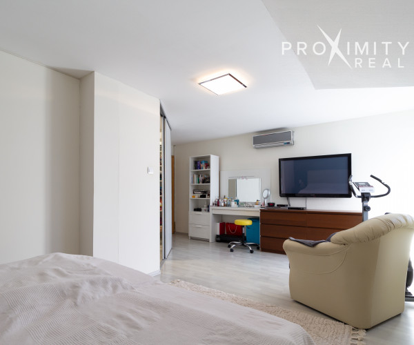 Priestranný rodinný dom s balkónmi a garážou v Barci