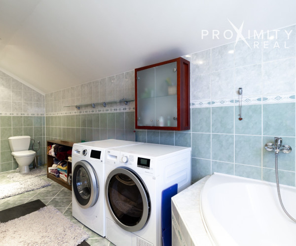 Priestranný rodinný dom s balkónmi a garážou v Barci