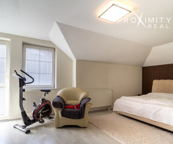 Priestranný rodinný dom s balkónmi a garážou v Barci