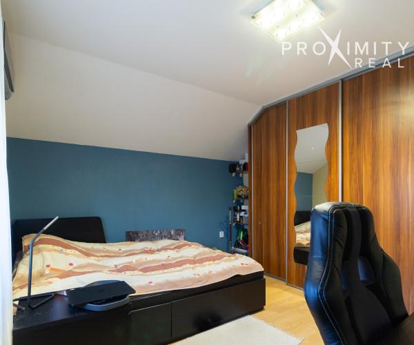 Priestranný rodinný dom s balkónmi a garážou v Barci