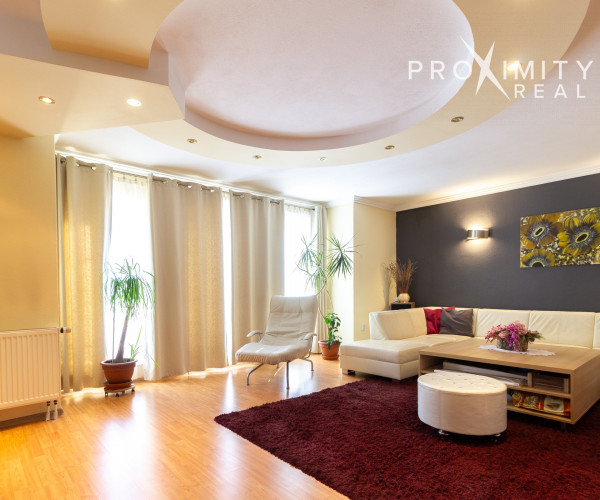 Priestranný rodinný dom s balkónmi a garážou v Barci