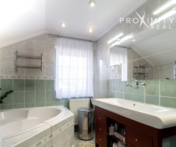 Priestranný rodinný dom s balkónmi a garážou v Barci