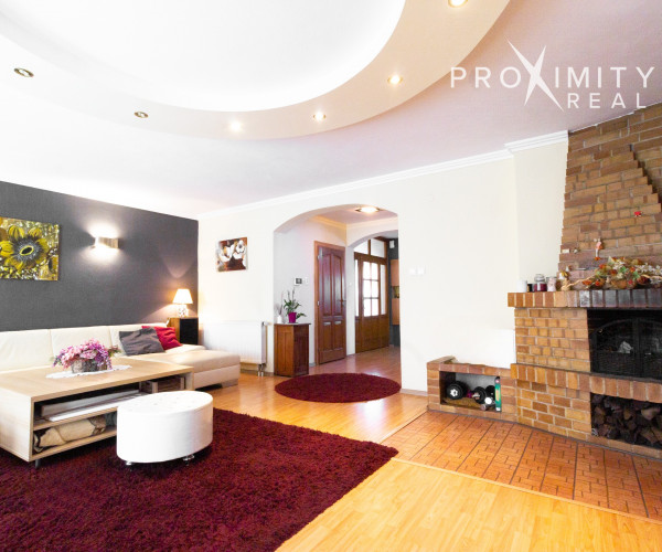 Priestranný rodinný dom s balkónmi a garážou v Barci