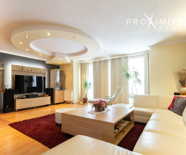 Priestranný rodinný dom s balkónmi a garážou v Barci