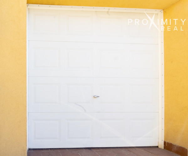 Priestranný rodinný dom s balkónmi a garážou v Barci