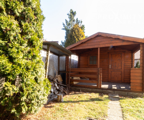 Priestranný rodinný dom s balkónmi a garážou v Barci