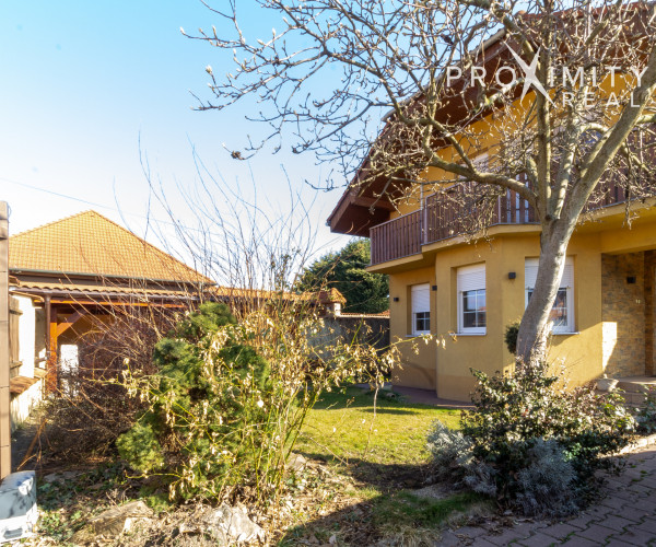 Priestranný rodinný dom s balkónmi a garážou v Barci