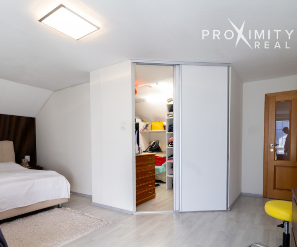 Priestranný rodinný dom s balkónmi a garážou v Barci