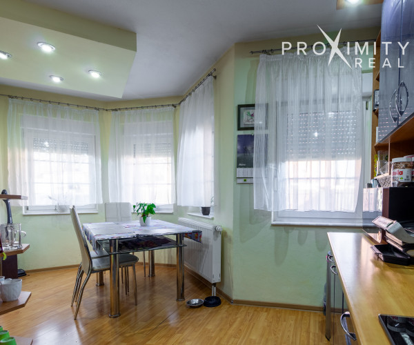 Priestranný rodinný dom s balkónmi a garážou v Barci